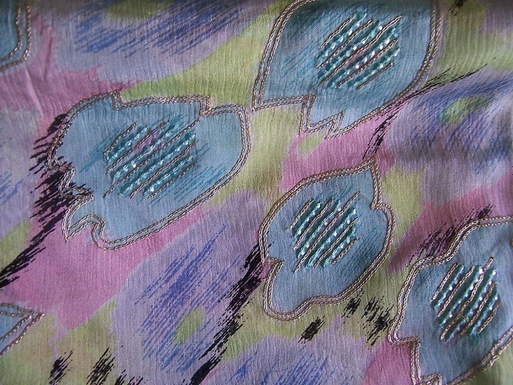 5.75yds-OFF-WHITE-SILK-W-LIGHT-BLUE-AQUA-PINK-BLACK-PRINT-MINI-SEQUIN-ACCENTS-5
