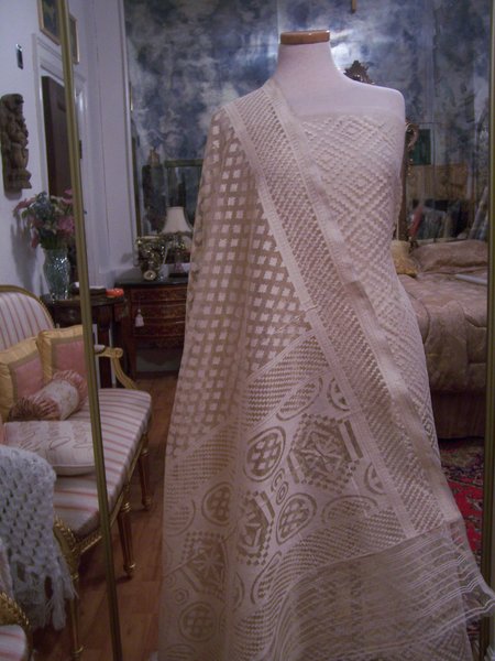 DESIGNER-FABRIC-INDIAN-SILK-SHEER-IVORY-W-METALIC-GOLD-W-SCARF-TO-MATCH-3-1