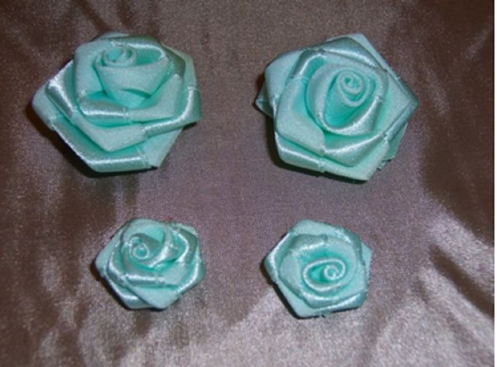4 BEAUTIFUL OFFRAY RIBBON ROSES 2 sizes VERY PRETTY LIGHT SEAFOAM BLUE