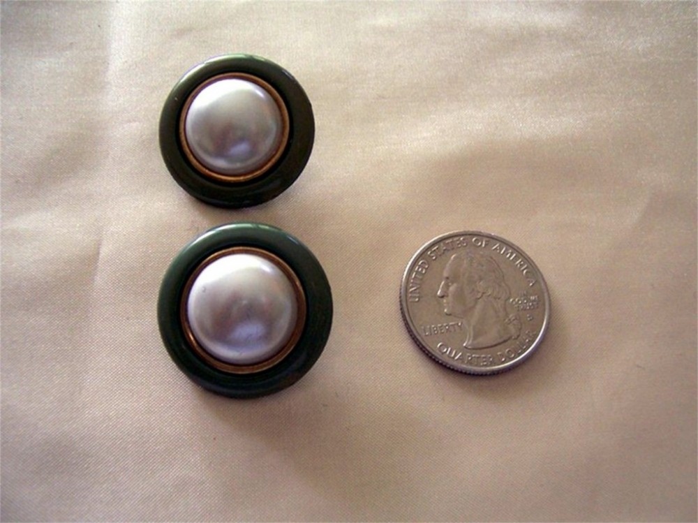 4 PEARL CENTER OLIVE RIM 1inch GOLD ACCENT BUTTONS