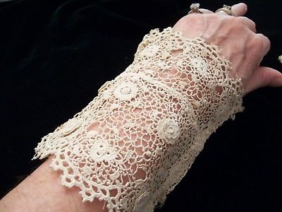 ANTIQUE-DELICATE-SUPERFINE-VENISE-TYPE-LACE-CUFFS-FLORAL-OPENWORK-DESIGN-5
