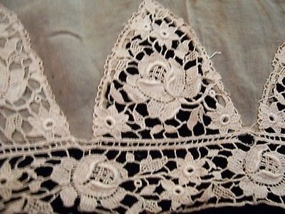 ANTIQUE-VENISE-TYPE-LACE-CUFFS-FLORAL-OPENWORK-DESIGN-3