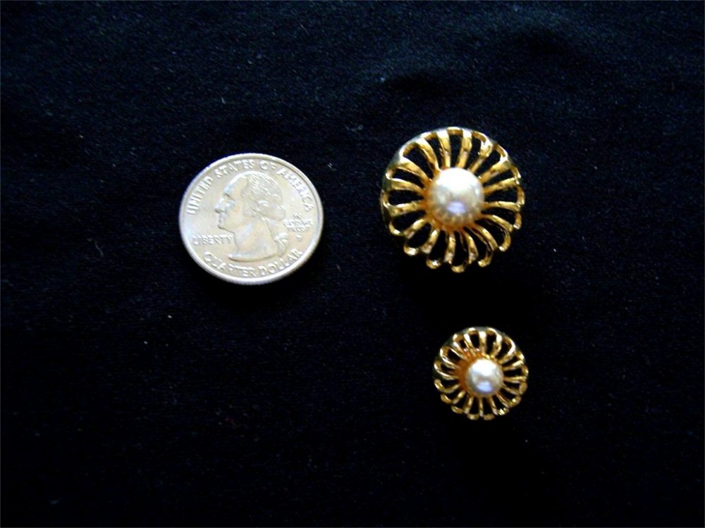 6 GOLD FILIGREE 7/16" SIZE BUTTONS W/ PEARL CENTER #178