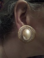 VINTAGE CLIP EARRINGS GOLDTONE BUTTON SETTING W/ FAUX MABE PEARL R/S ACCENTS