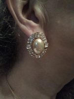 VINTAGE CLIP GOLDTONE EARRINGS FAUX MABE PEARL BUTTON STYLE W/ RHINESTONES
