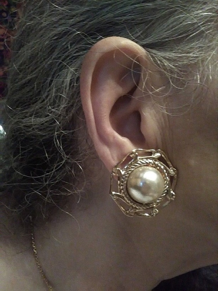VINTAGE CLIP EARRINGS GOLD OPEN CHAIN ROPE SURROUND LARGE PEARL