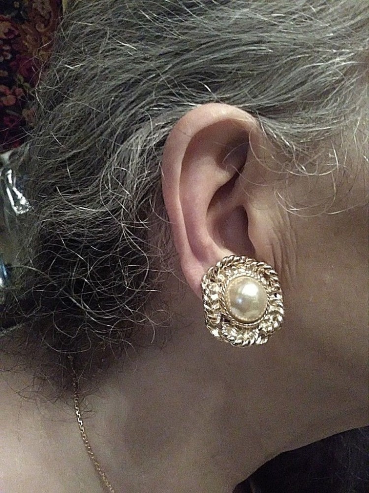 VINTAGE CLIP EARRINGS GOLD ROPED FLOWER DESIGN SURROUND PEARL