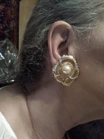 VINTAGE CLIP EARRINGS GOLD ROSE PEARL CTR SURROUNDED BY RHINESTONES