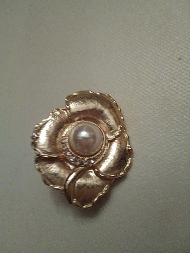 VINTAGE CLIP EARRINGS GOLD ROSE PEARL CTR SURROUNDED BY RHINESTONES