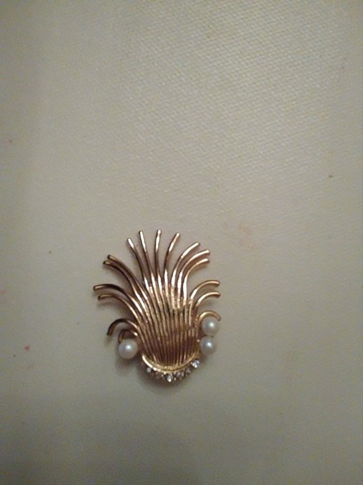 VINTAGE CLIP EARRINGS GOLD SPRAY WITH 3 PEARLS RHINESTONS ON BOTTOM EDGE