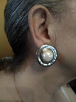 VINTAGE CLIP EARRINGS GOLD TONE HAMMERED BUTTON FAUX MABE PEARL