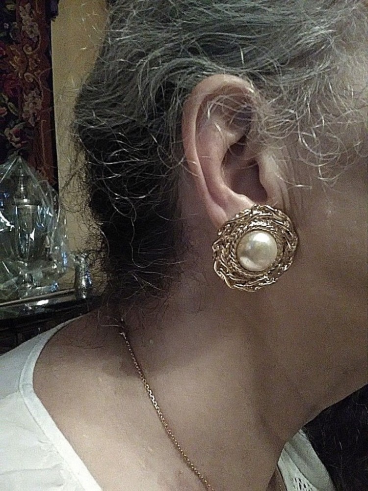 VINTAGE CLIP EARRINGS GOLD TONE ROPE CHAIN SURROUND BUTTON W/ LARGE PEARL