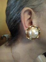VINTAGE CLIP EARRINGS GOLD TONE UNDULATING BUTTON W/ LGE PEARL