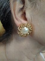 VINTAGE CLIP EARRINGS THCK GOLD CHAIN DESIGN SURROUND OFFWTE PEARL CTR