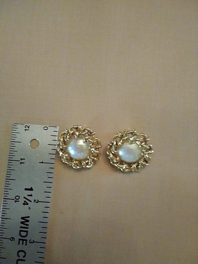 VINTAGE CLIP EARRINGS THCK GOLD CHAIN DESIGN SURROUND OFFWTE PEARL CTR