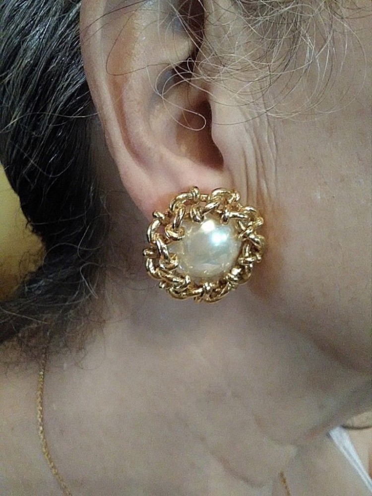 VINTAGE CLIP EARRINGS THCK GOLD CHAIN DESIGN SURROUND OFFWTE PEARL CTR