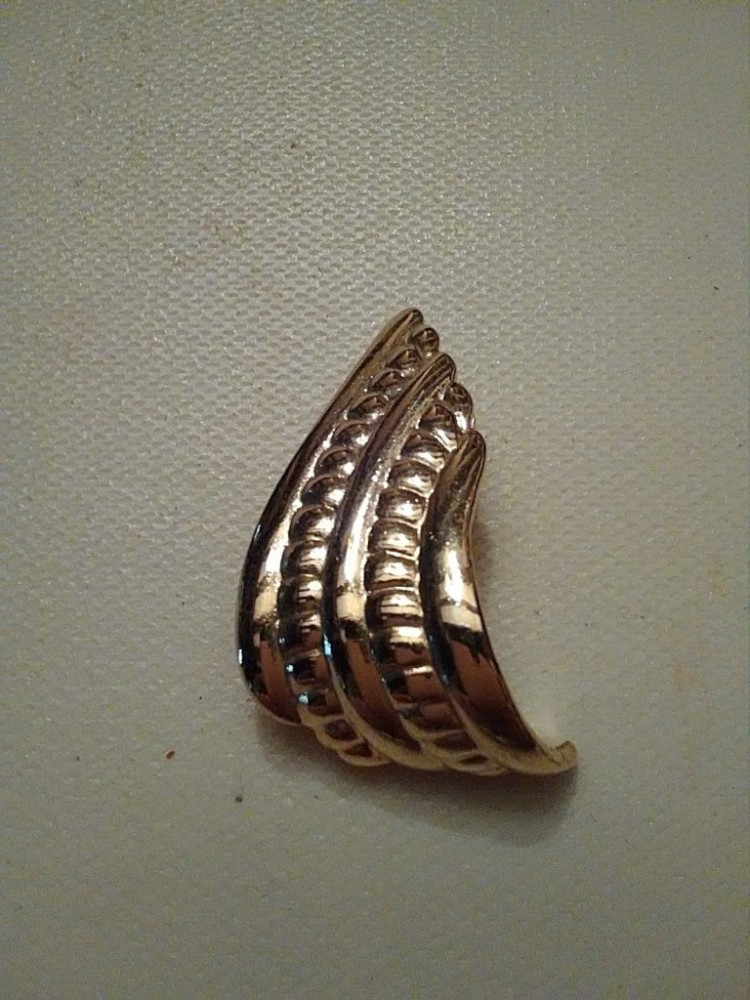 VINTAGE CLIP BUTTON GOLDTONE EARRINGS ROUNDED SCULPTED SWIRLS W/ TEXTURED BANDS