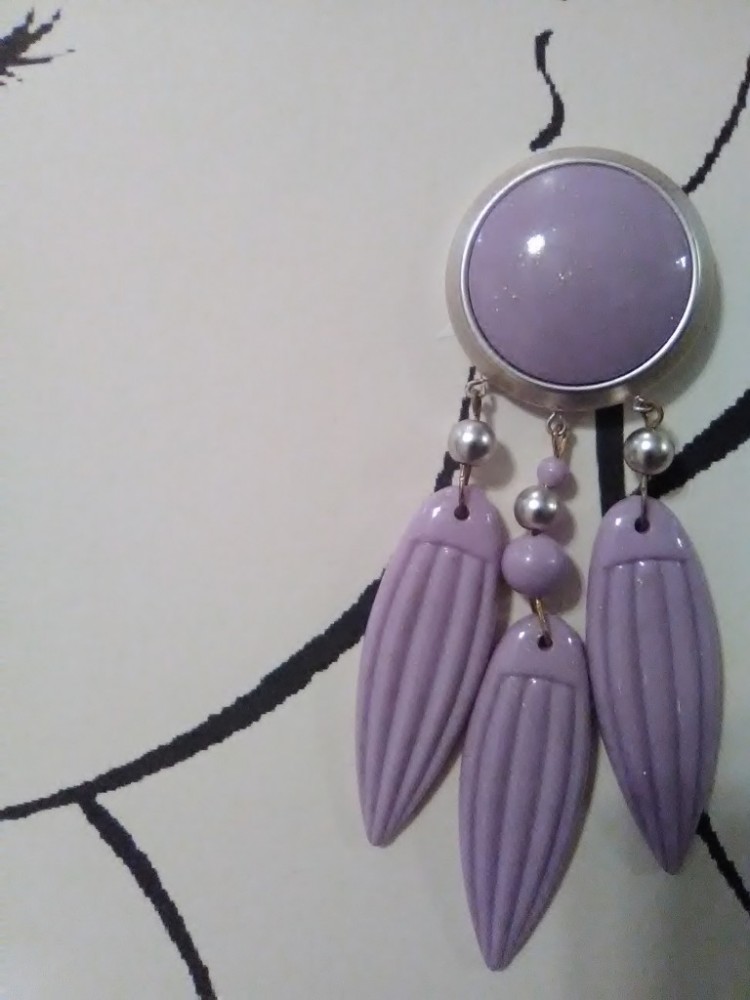 VINTAGE CLIP DANGLE EARRINGS CARVED LAVENDER LEAVES SILVERTONE LAVENDER BUTTON