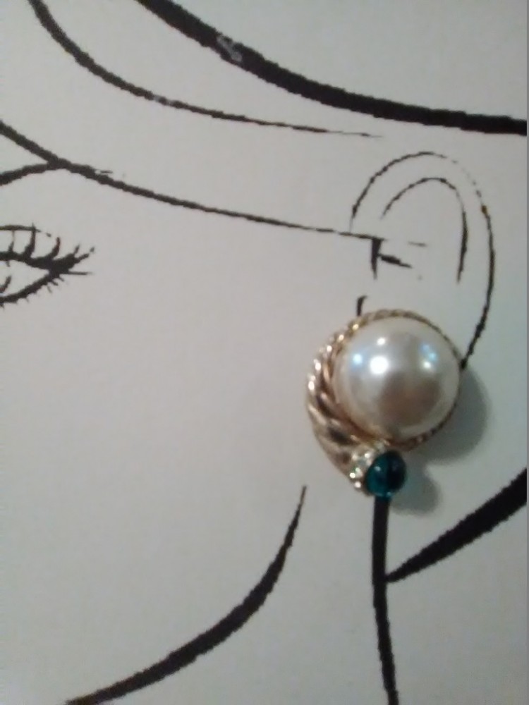 VINTAGE CLIP GOLDTONE BUTTON EARRINGS FAUX MABE PEARL W/ FAUX EMERALD ACCENT