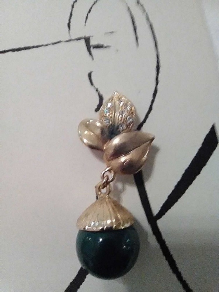 VINTAGE GOLDTONE CLIP DANGLE EARRINGS 3 PAVE LEAVES W/ GREEN DROP
