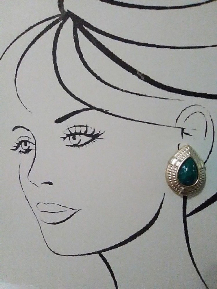 VINTAGE MATTE GOLDTONE CLIP BUTTON EARRINGS W/ GREEN FAUX GEMS LIGHTWEIGHT