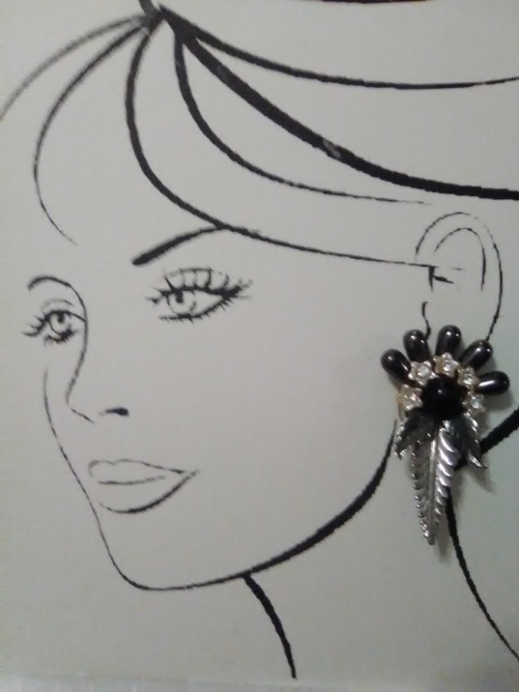 VINTAGE FASHION CLIP EARRINGS ACRYLIC GEMS LEAVES CLUSTER EARRINGS