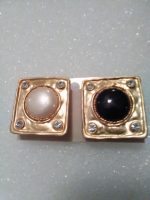 VINTAGE FASHION CLIP EARRINGS REVERSIBLE BLK OR OFF WHT HAMMERED GOLDEN FRAME