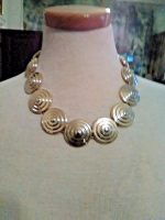 VINTAGE-GOLDEN-CHOKER-NECKLACE-CONCENTRIC-CIRCLE-CARVED-LINKS-2