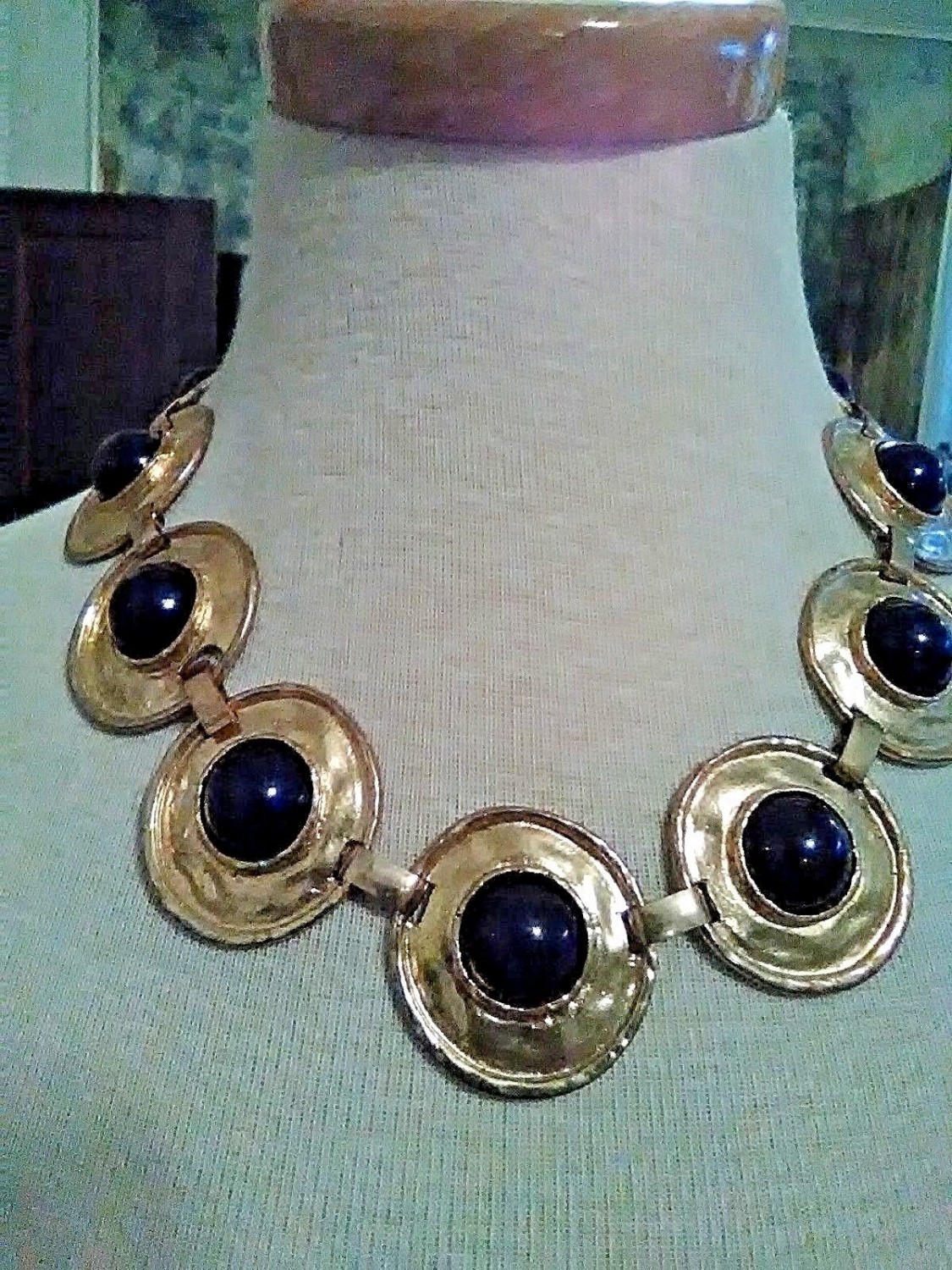 VINTAGE-GOLDEN-CHOKER-NECKLACE-HAMMERED-DISCS-W-BLACK-CABOCHON-GEM-EARRINGS-2