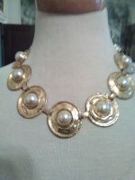 VINTAGE-GOLDEN-CHOKER-NECKLACE-HAMMERED-DISCS-W-FAUX-MABE-PEARL-EARRINGS-3