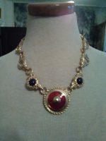 VINTAGE-GOLDEN-CHOKER-NECKLACE-MEDALLION-ENAMELLED-IN-RED-BLACK-SIDE-SECTIONS-1