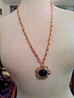 VINTAGE-GOLDEN-LINK-CHAIN-NECKLACE-WITH-BLACK-CABOCHON-PENDANT-IN-CHAIN-SETTING-1