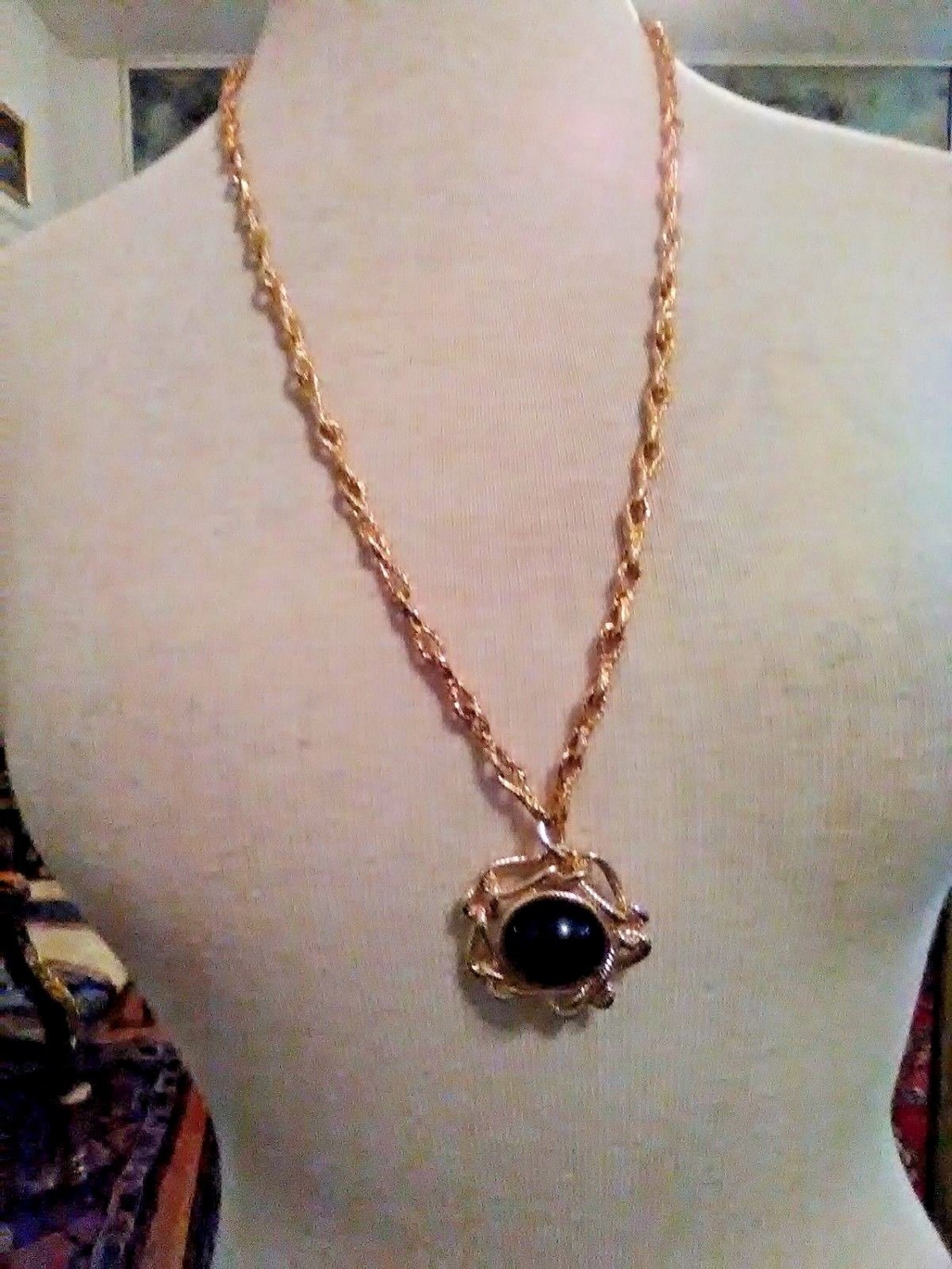 VINTAGE-GOLDEN-LINK-CHAIN-NECKLACE-WITH-BLACK-CABOCHON-PENDANT-IN-CHAIN-SETTING-1
