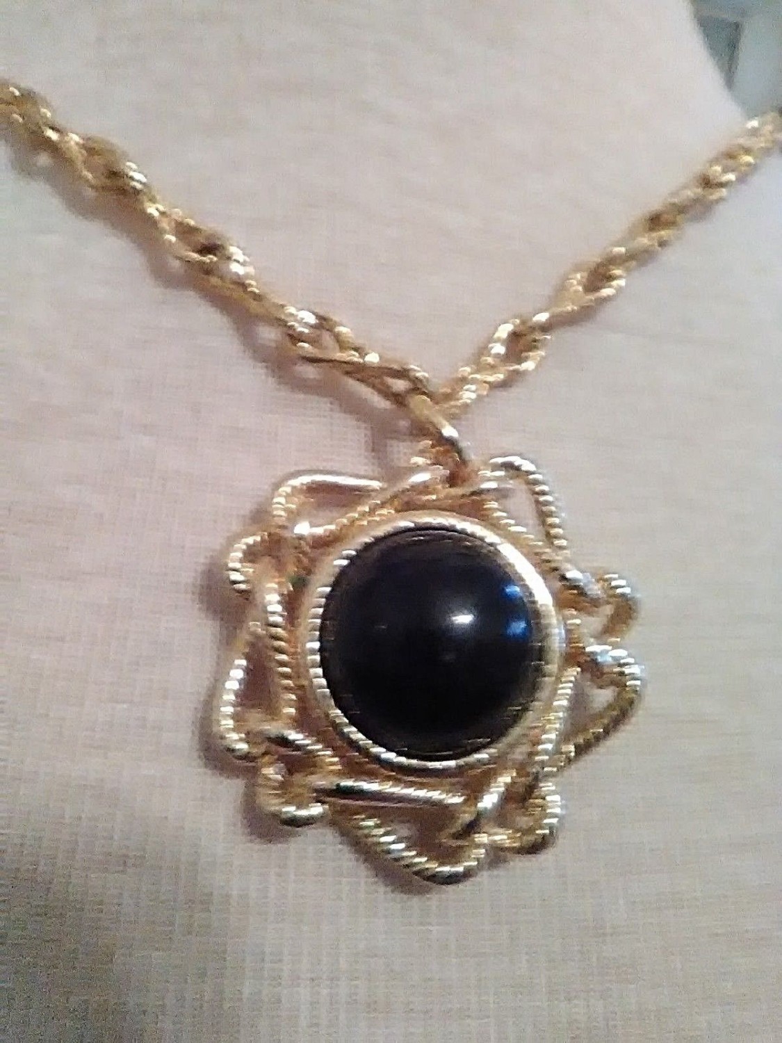 VINTAGE-GOLDEN-LINK-CHAIN-NECKLACE-WITH-BLACK-CABOCHON-PENDANT-IN-CHAIN-SETTING-2