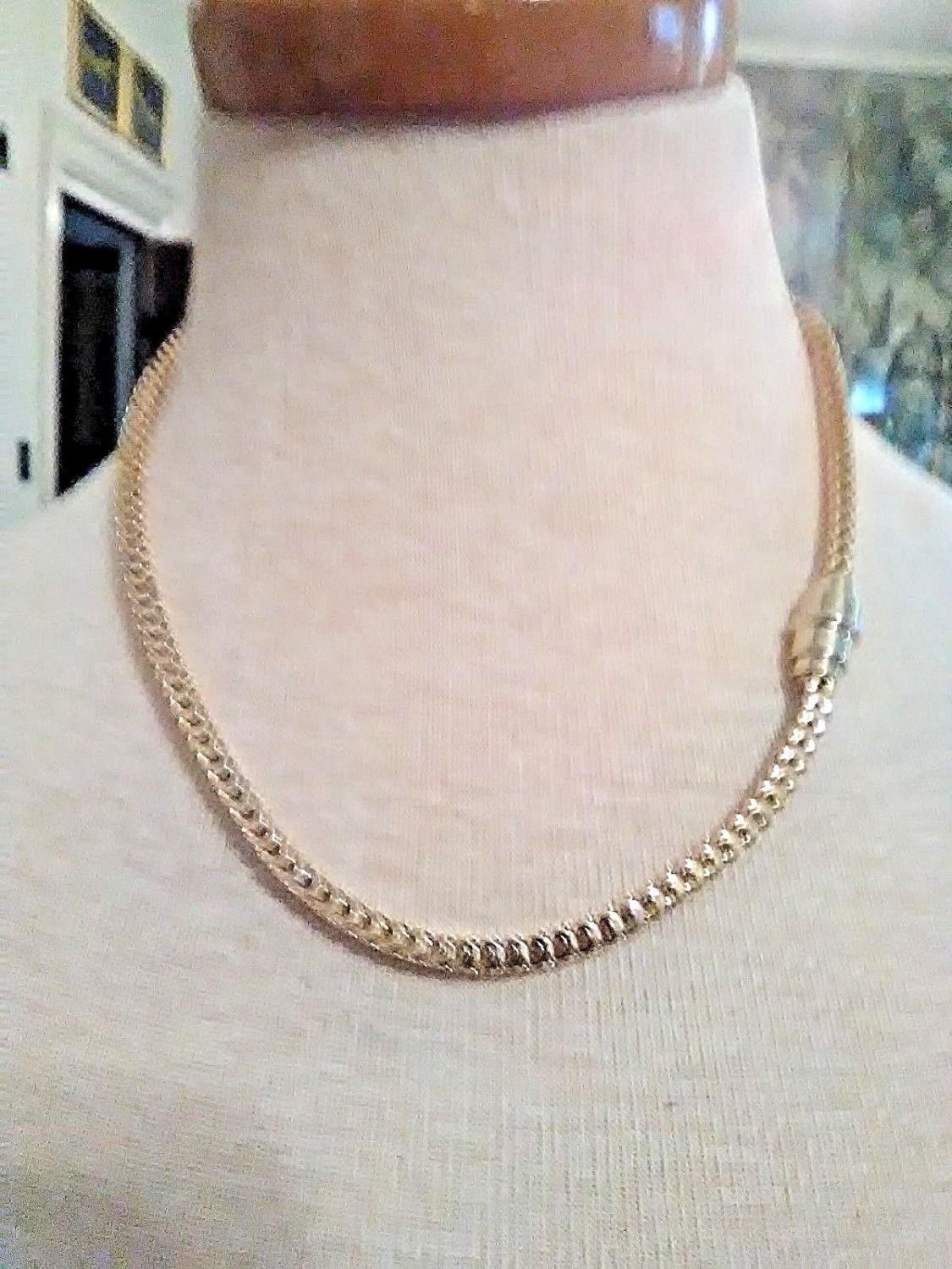VINTAGE-NECKLACE-GOLDEN-CHAIN-STYLE-CHOKER-W-MAGNETIC-CATCH-2