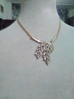 VINTAGE-NECKLACE-GRACEFUL-GOLDEN-SPRAY-HAS-RHINESTONES-SPARKLING-ACCENT-1