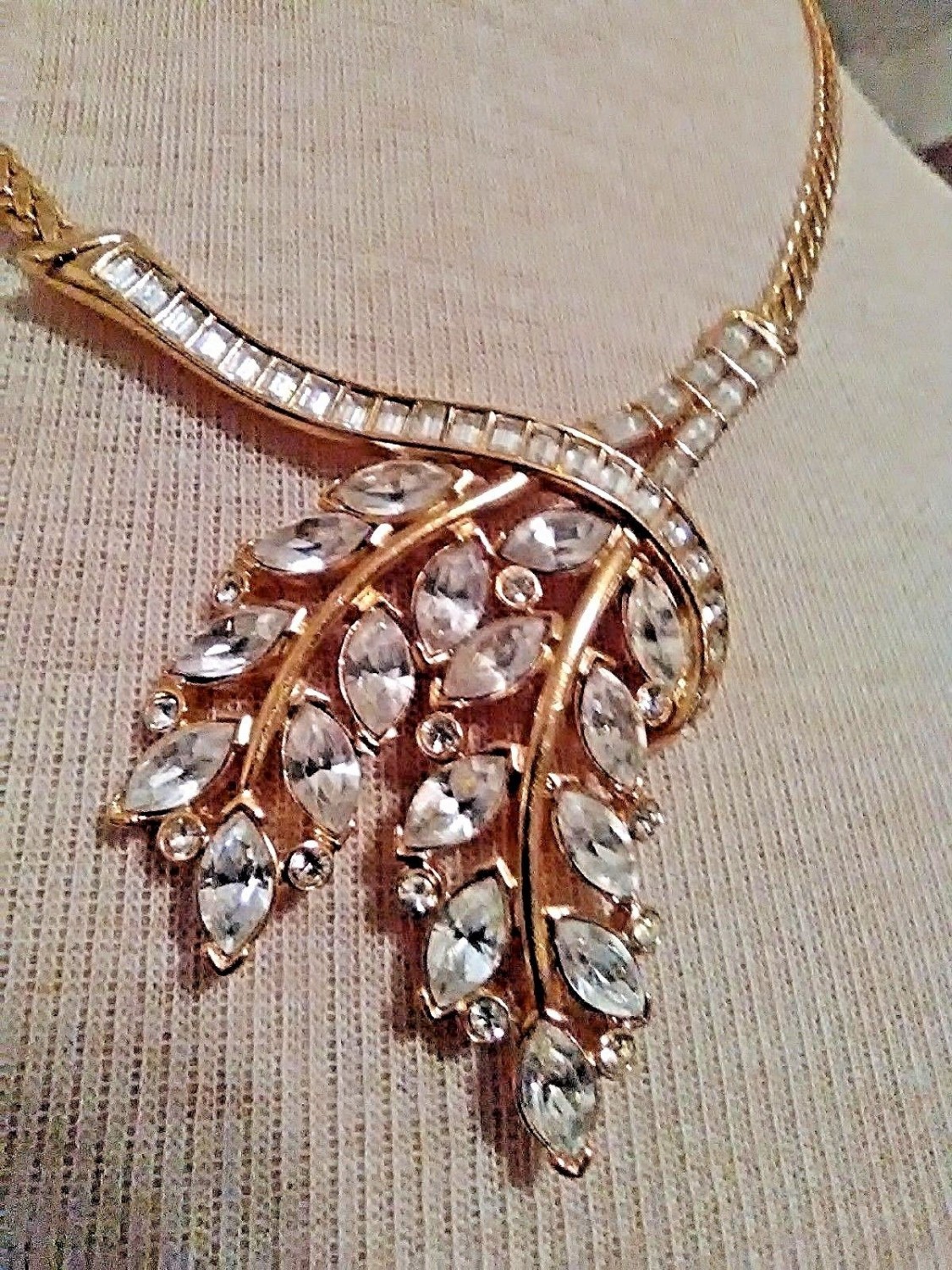 VINTAGE-NECKLACE-GRACEFUL-GOLDEN-SPRAY-HAS-RHINESTONES-SPARKLING-ACCENT-3