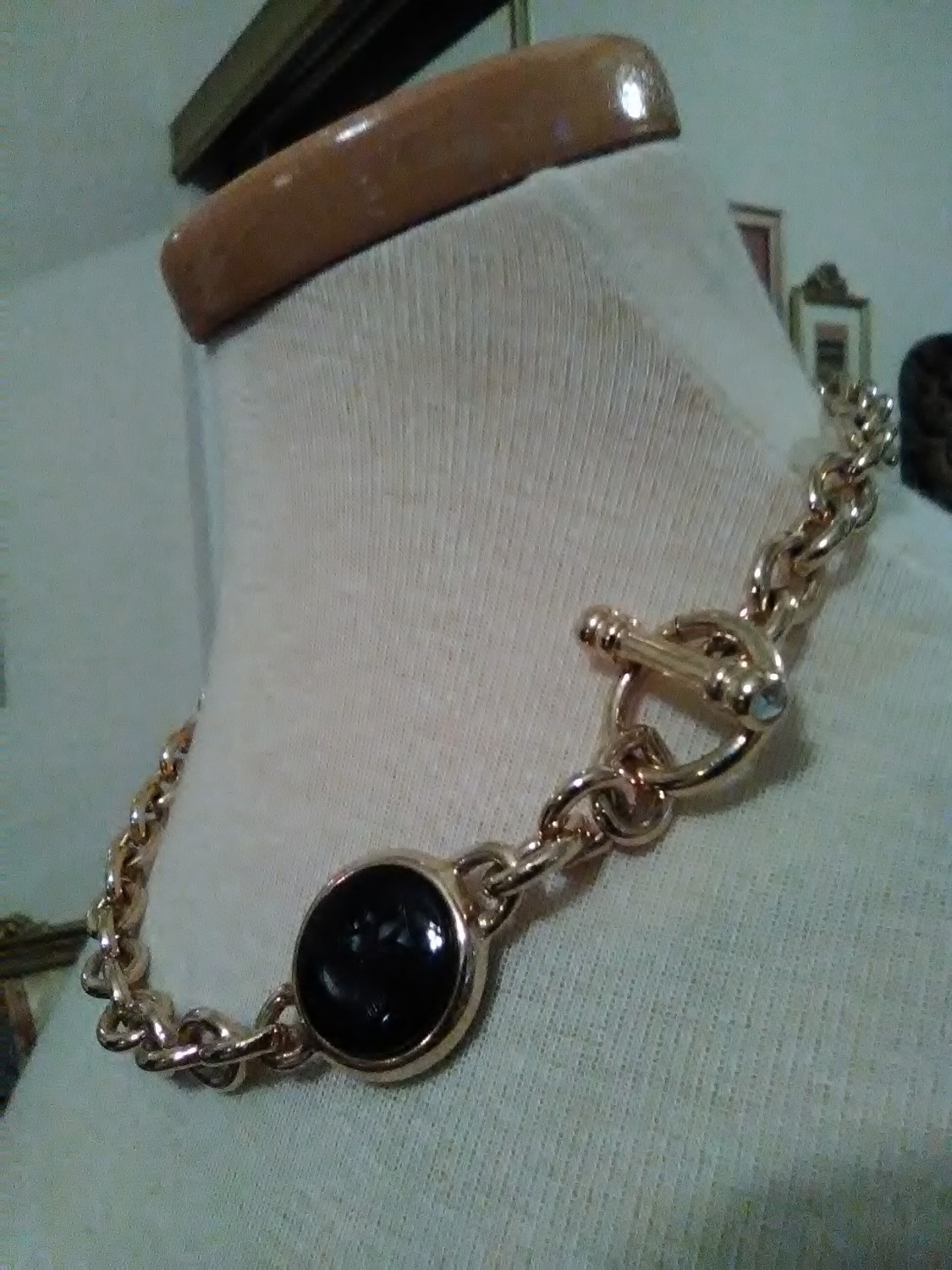 VINTAGE-NECKLACE-ITALIAN-GOLDEN-CHAIN-REVERSIBLE-INTAGLIO-AMBER-TO-BLACK-5