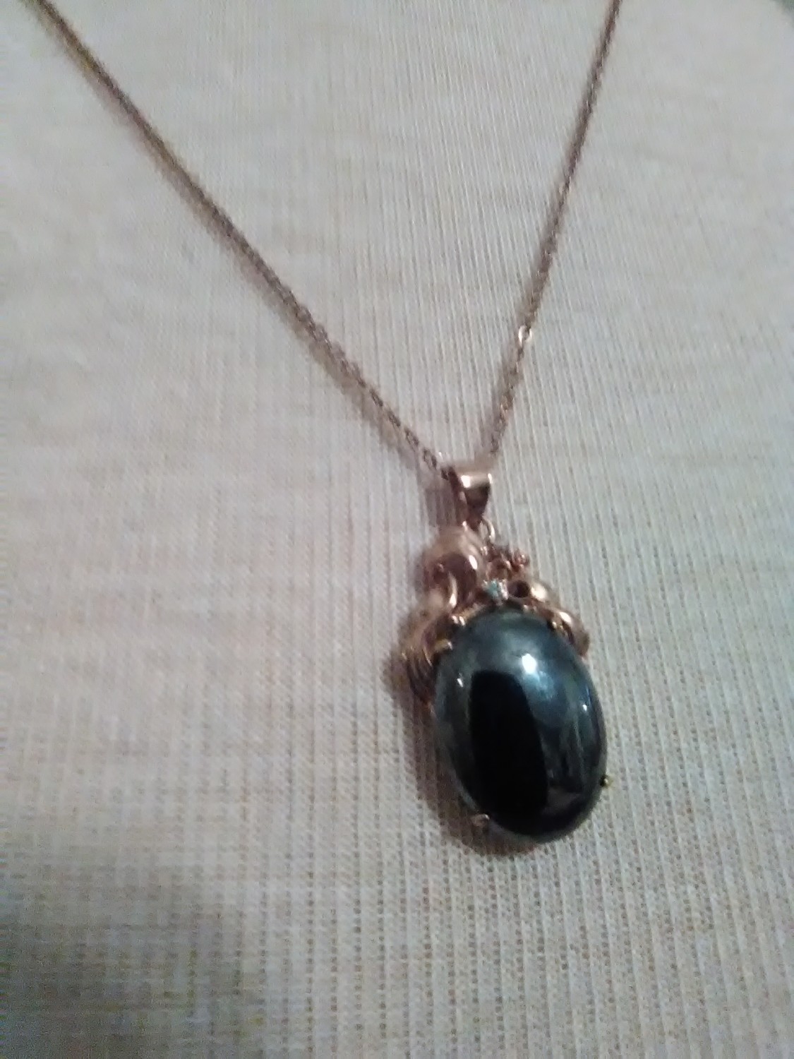 VINTAGE-NECKLACE-ITALIAN-GOLDEN-FINE-CHAIN-W-HEMATITE-PENDANT-1