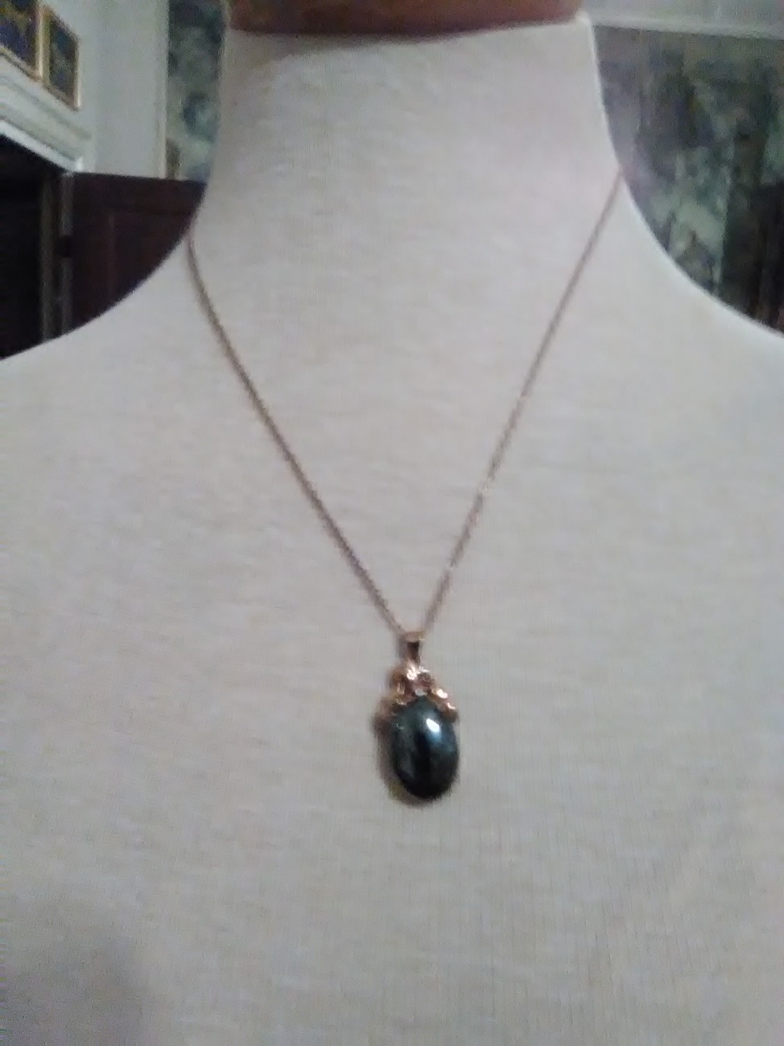 VINTAGE-NECKLACE-ITALIAN-GOLDEN-FINE-CHAIN-W-HEMATITE-PENDANT-2