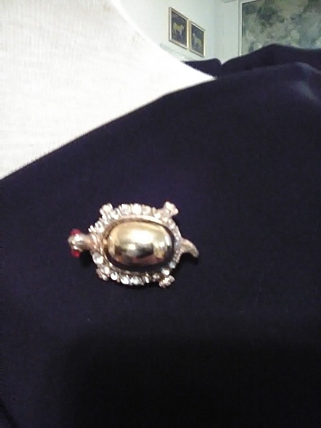 IMGVINTAGE-GOLDEN-PIN-BROOCH-TURTLE-GOLDEN-BODY-W-RHINESTONE-ACCENTS-1