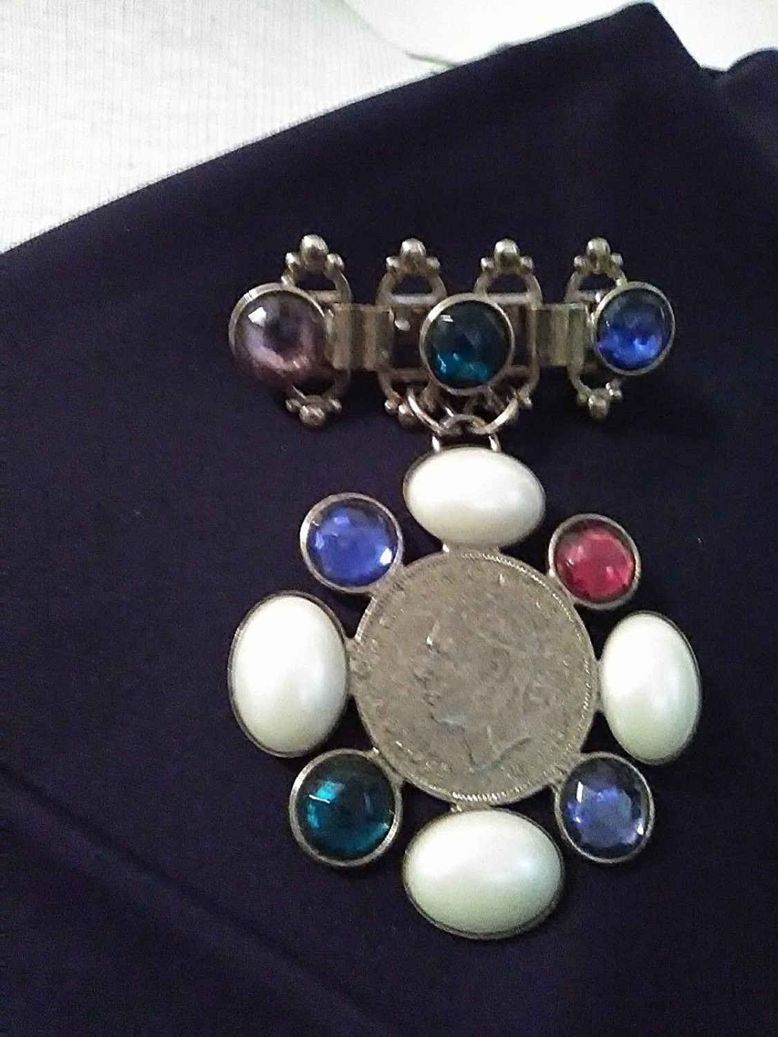 VINTAGE-ANTIQUE-GOLDTONE-PIN-BROOCH-MULTI-JEWELLED-W-DANGLING-JEWELLED-CROSS-1
