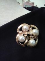 VINTAGE-GOLDEN-PIN-BROOCH-4-FAUX-PEARL-IN-ROUNDED-SQUARES-FRAME-1