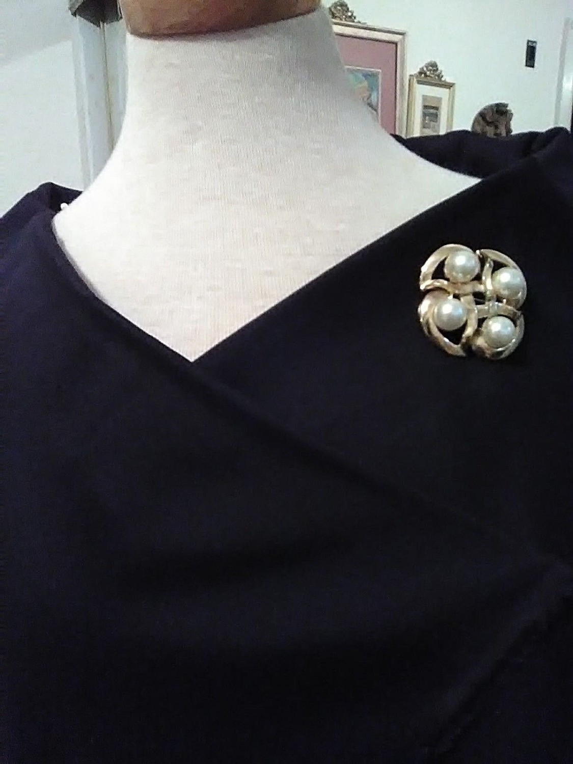 VINTAGE-GOLDEN-PIN-BROOCH-4-FAUX-PEARL-IN-ROUNDED-SQUARES-FRAME-2