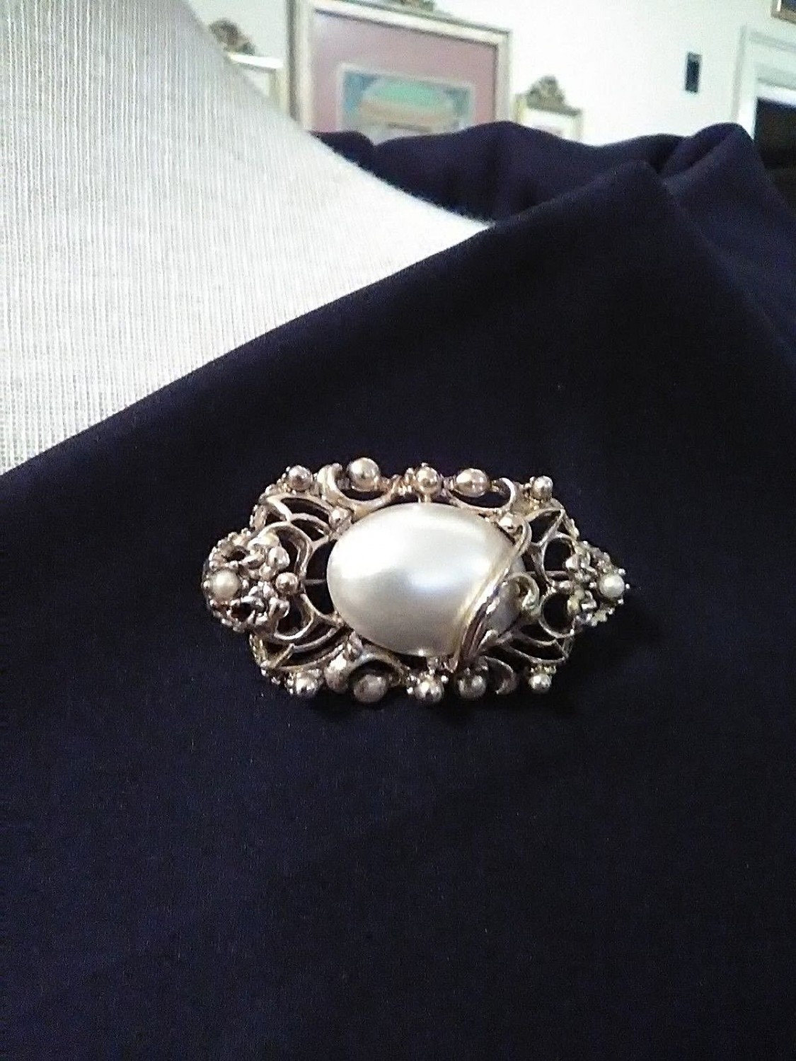 VINTAGE-GOLDEN-PIN-BROOCH-ART-NOUVEAU-STYLE-FILIGREE-FRAME-OVER-FAUX-MABE-PEARL-1