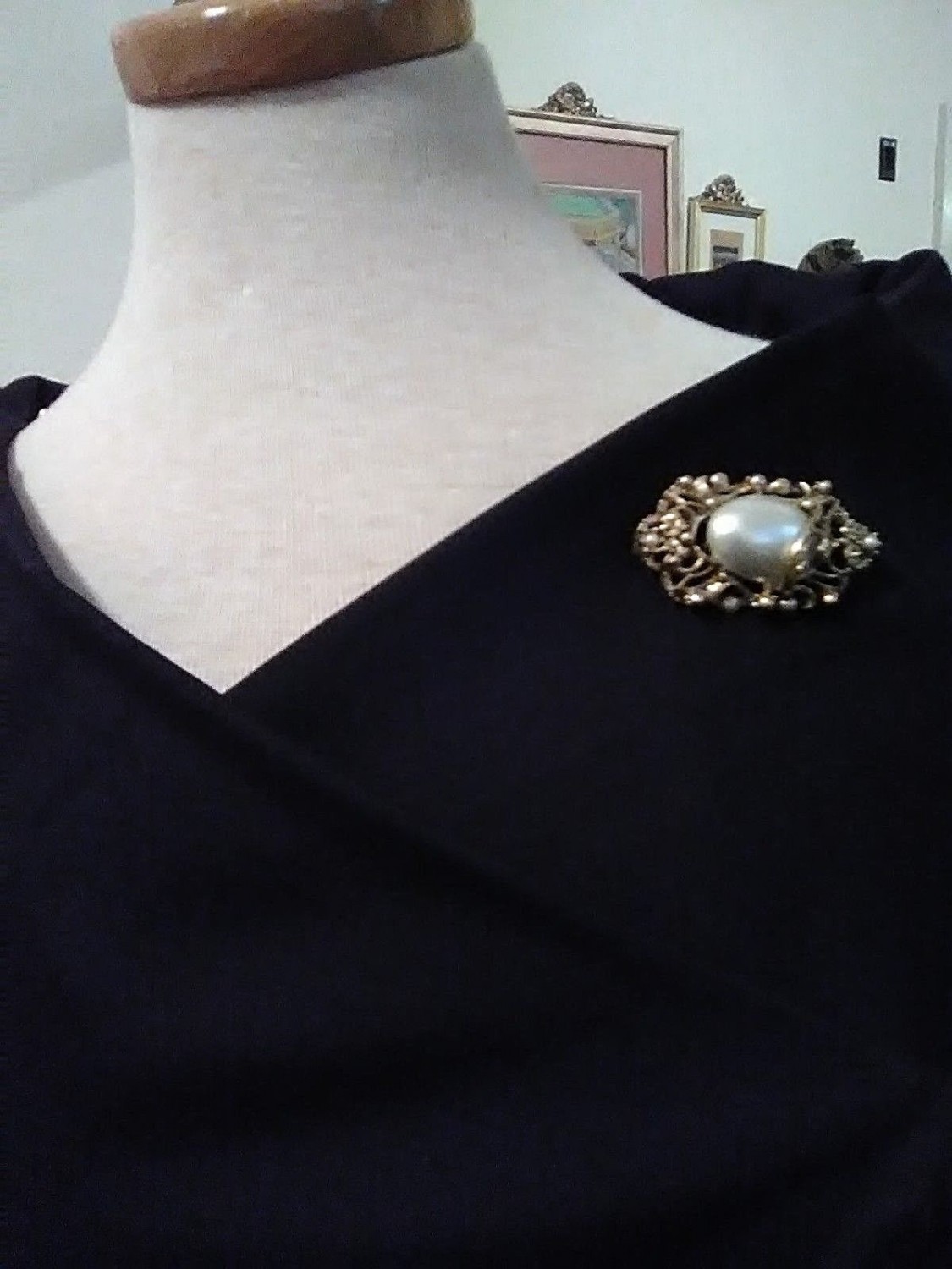 VINTAGE-GOLDEN-PIN-BROOCH-ART-NOUVEAU-STYLE-FILIGREE-FRAME-OVER-FAUX-MABE-PEARL-2