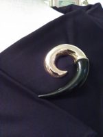 VINTAGE-GOLDEN-PIN-BROOCH-BLACK-ENAMEL-GOLDEN-ACCENT-SWEEPING-SWIRL-COMMA-1