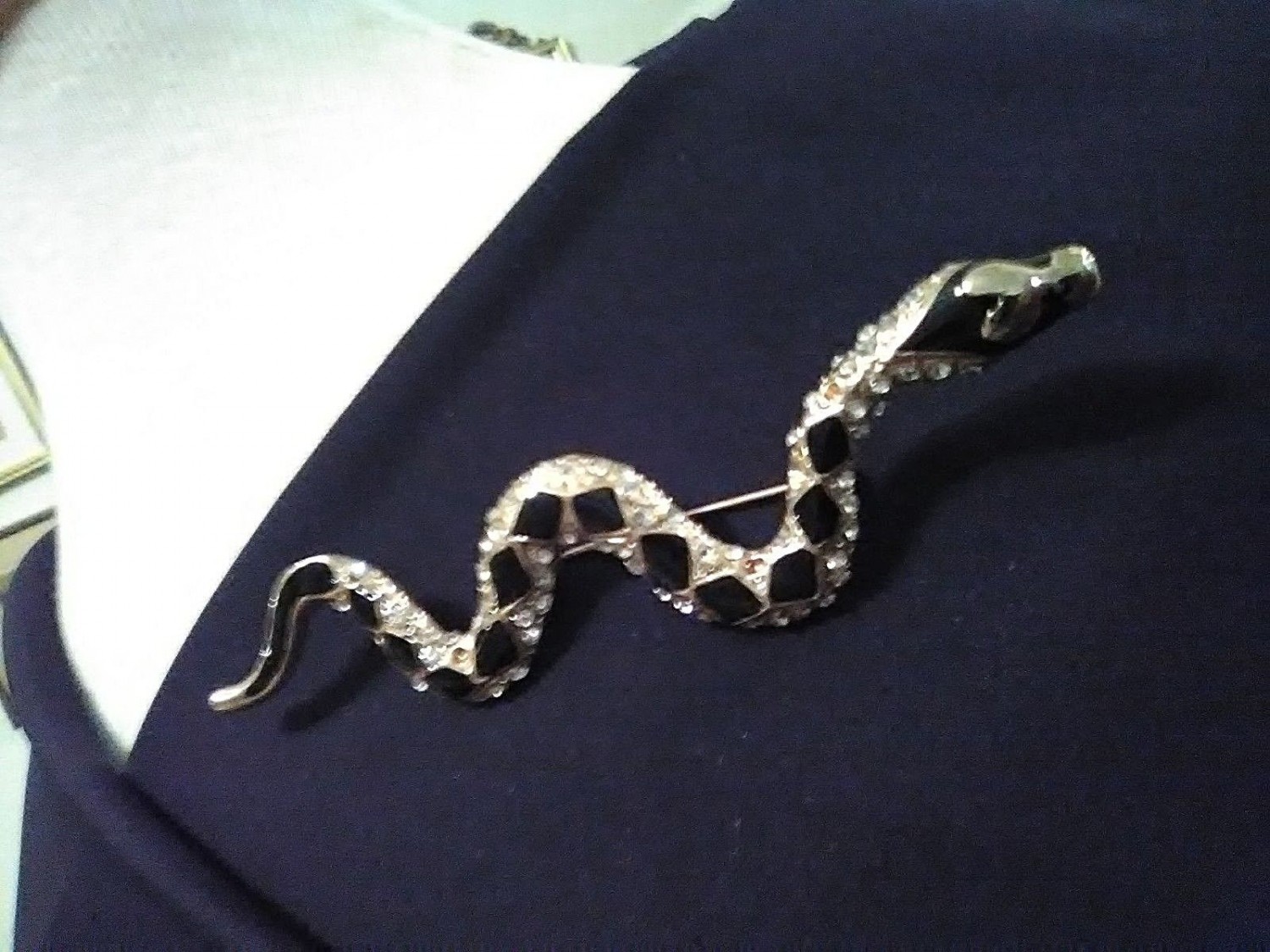 VINTAGE-GOLDEN-PIN-BROOCH-BLACK-ENAMELLED-RHINESTONE-ACCENTED-SNAKE-1