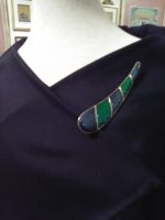 VINTAGE-GOLDEN-PIN-BROOCH-BLUE-GREEN-ENAMELLED-SWEEPING-TEARDROP-1