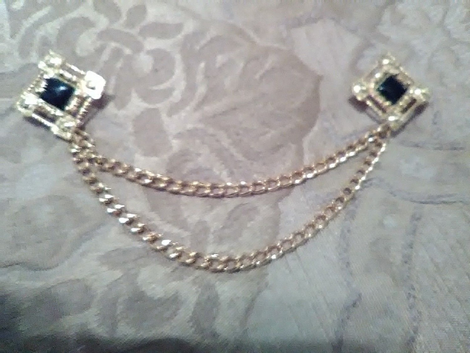 VINTAGE-GOLDEN-PIN-BROOCH-CHAIN-LINKED-2-PIN-SWEATER-GUARD-FAUX-BLACK-GEMS-2